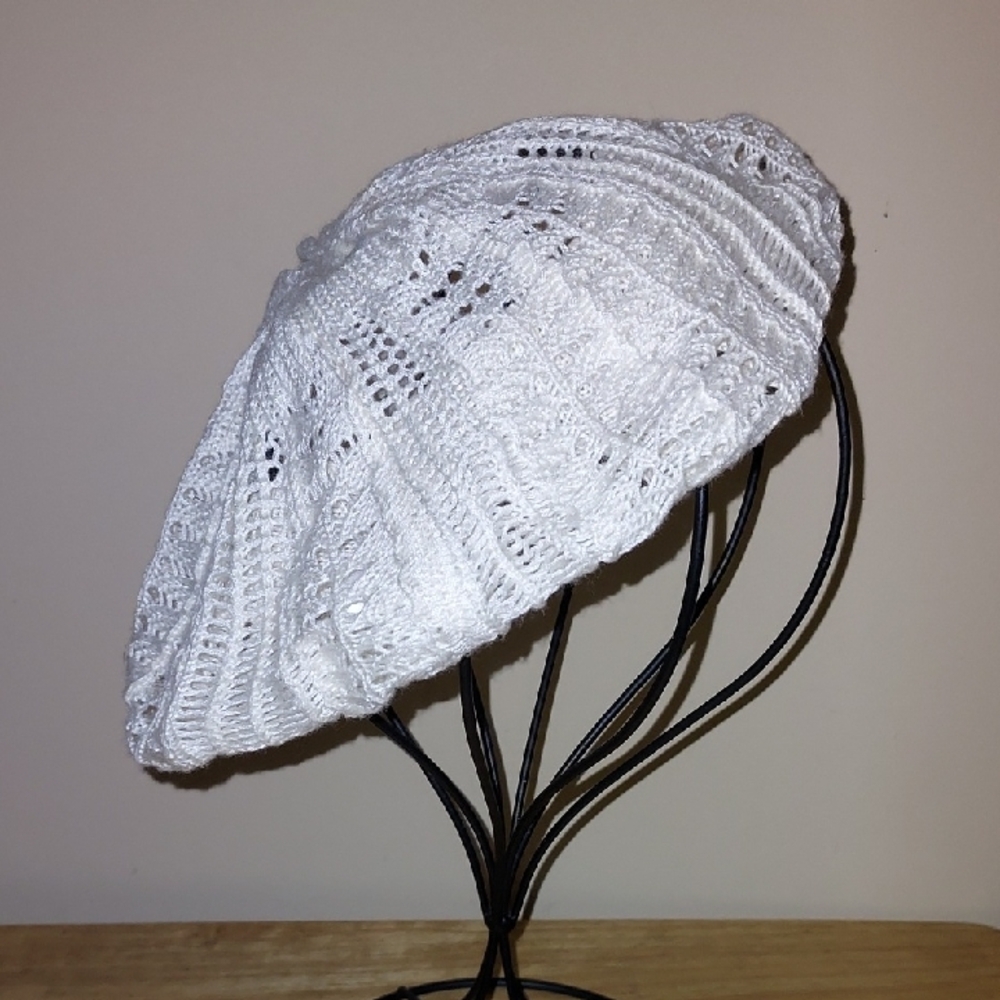 Chic White Knit Beret